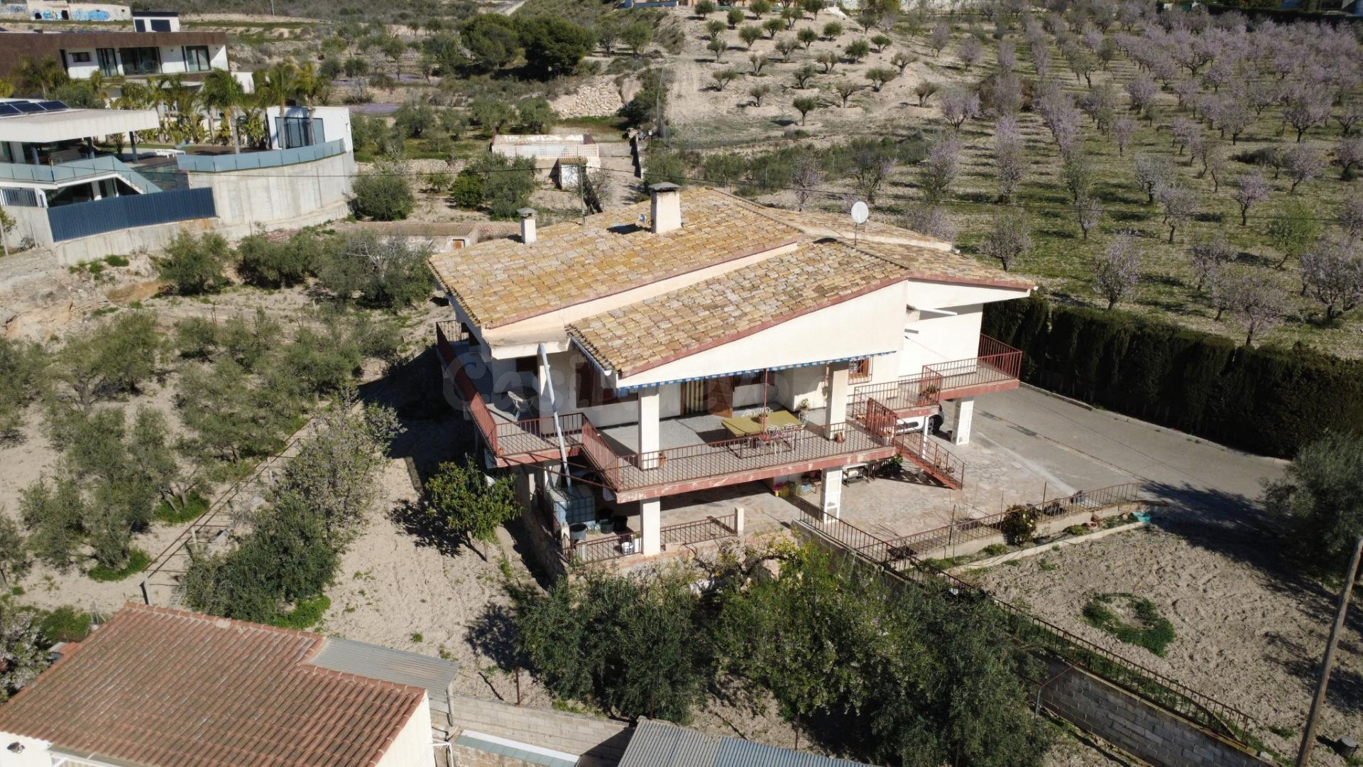 SE VENDE CHALET EN PETRER (ALICANTE)
