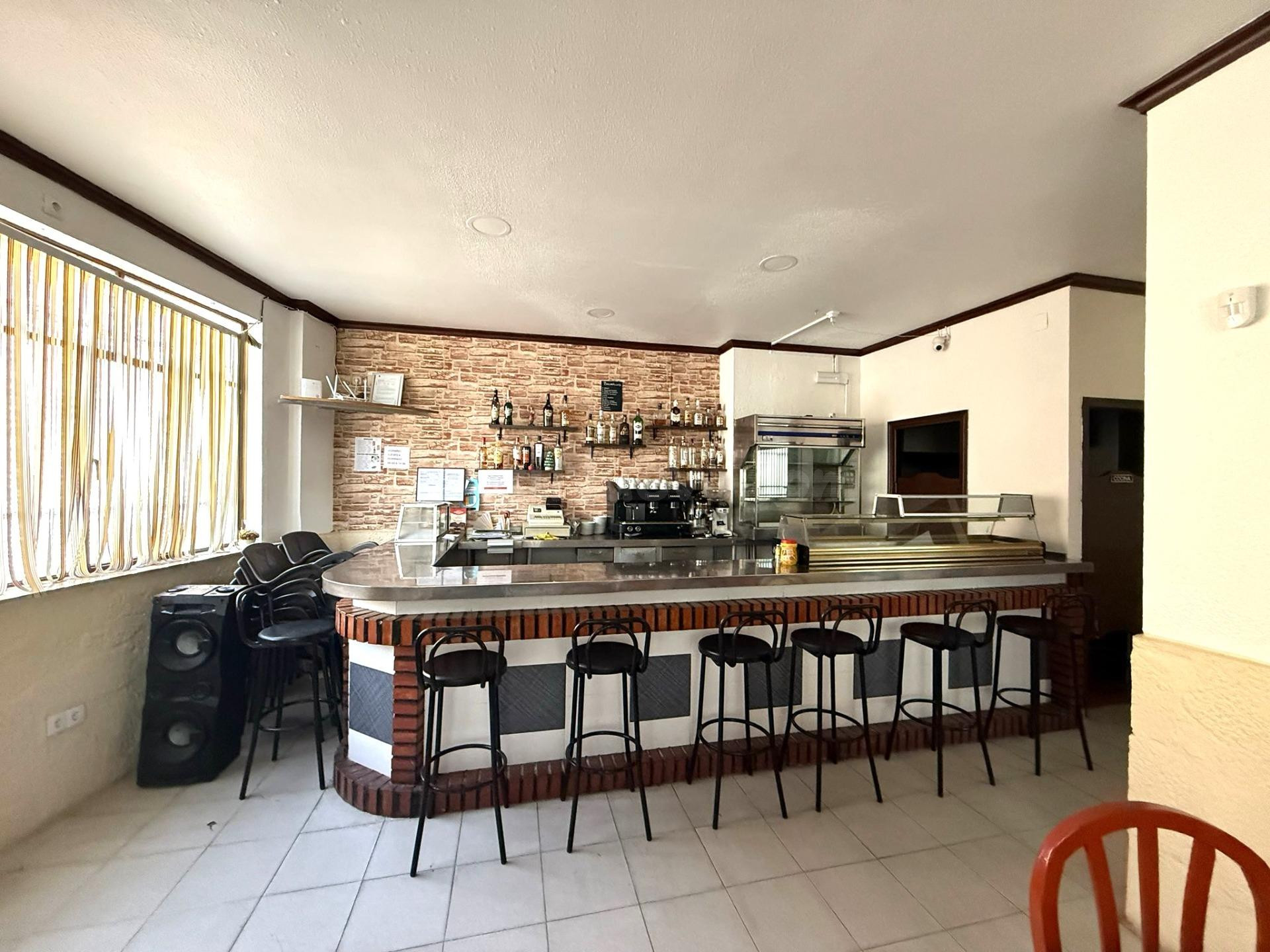 SE VENDE O TRASPASA BAR CAFETERIA EN SAX (ALICANTE)