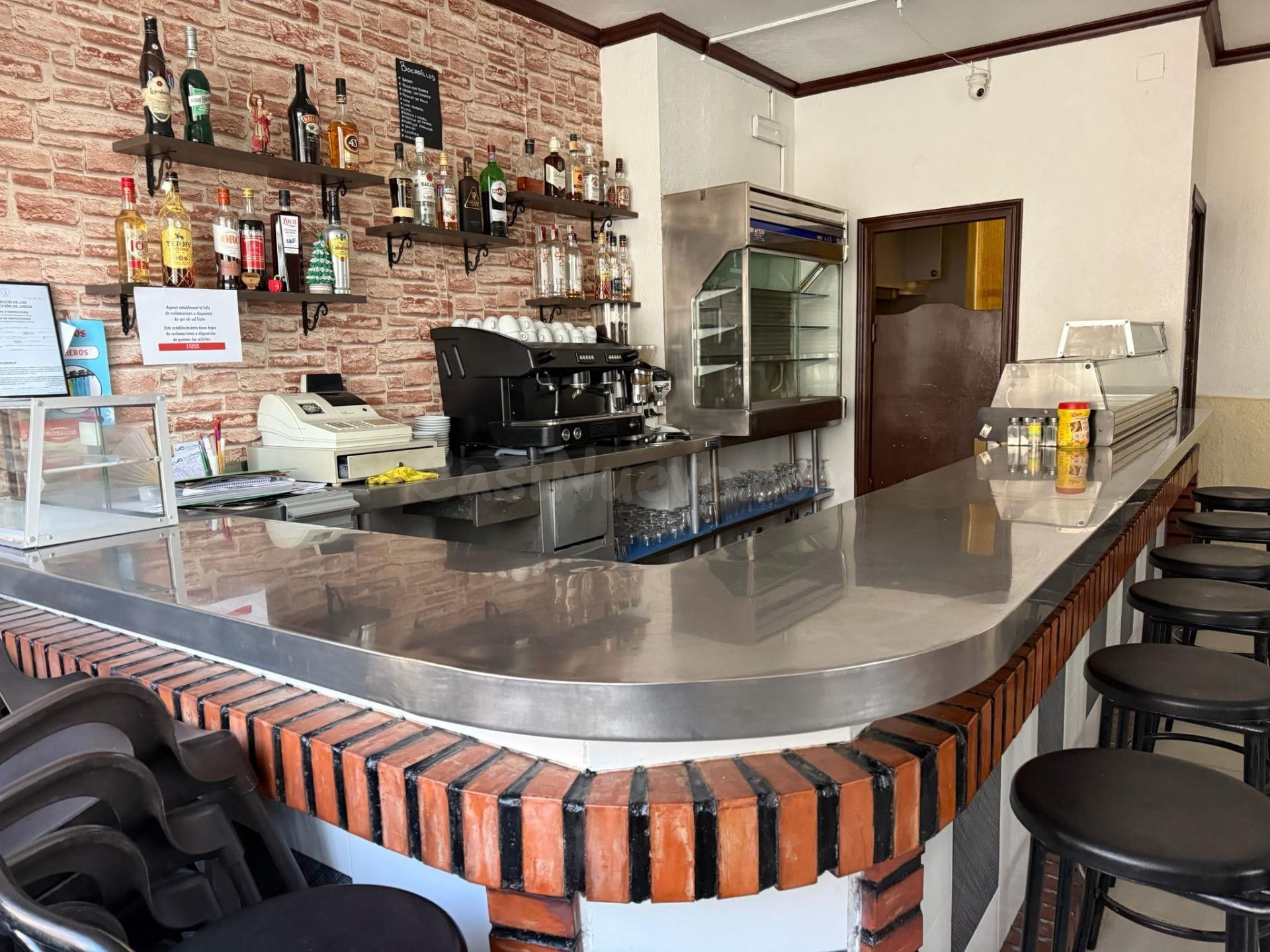 SE VENDE O TRASPASA BAR CAFETERIA EN SAX (ALICANTE) - foto 2