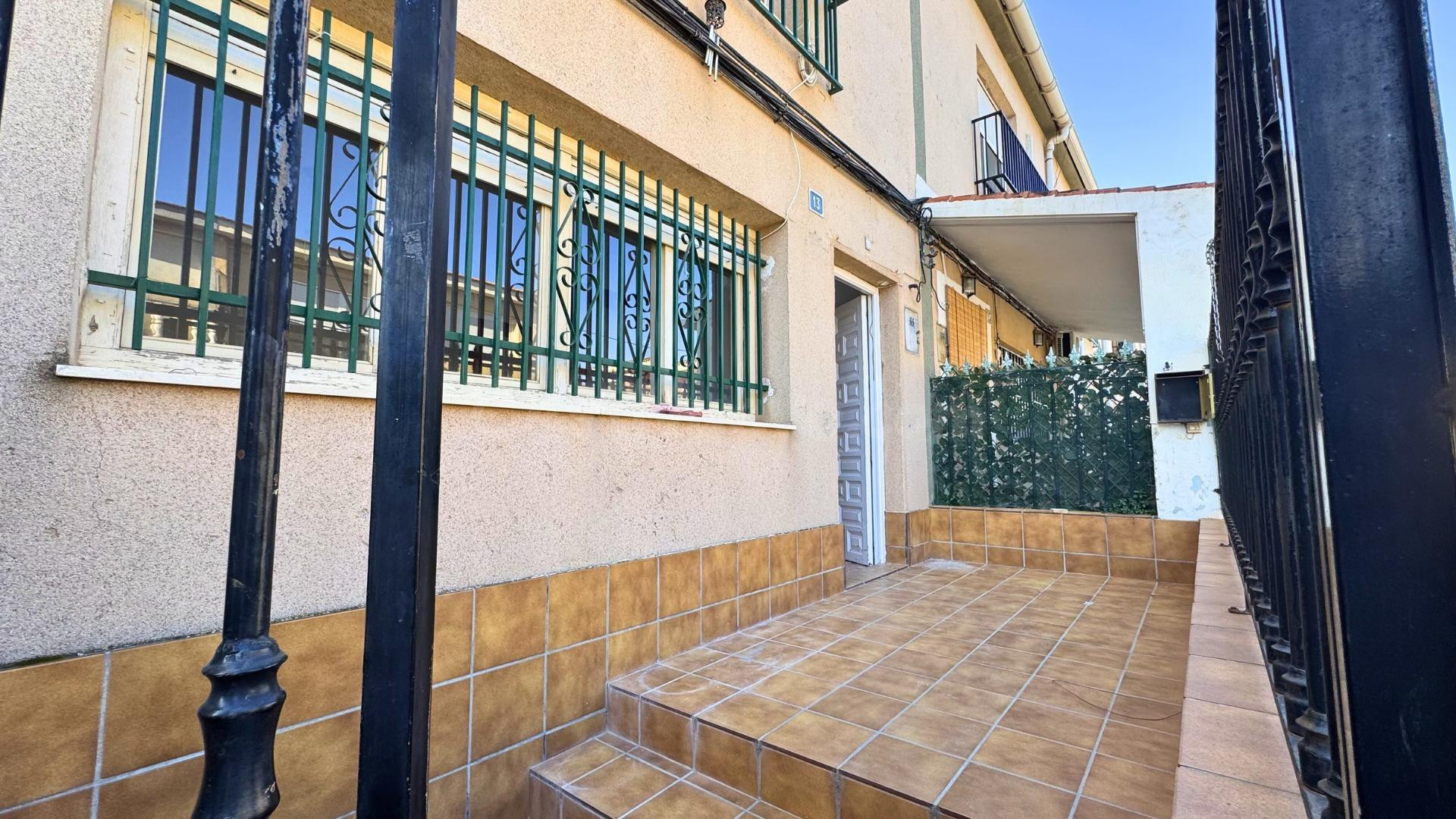 CASA ADOSADA DE 2 PLANTAS CON TERRAZA EN PINOSO (ALICANTE)