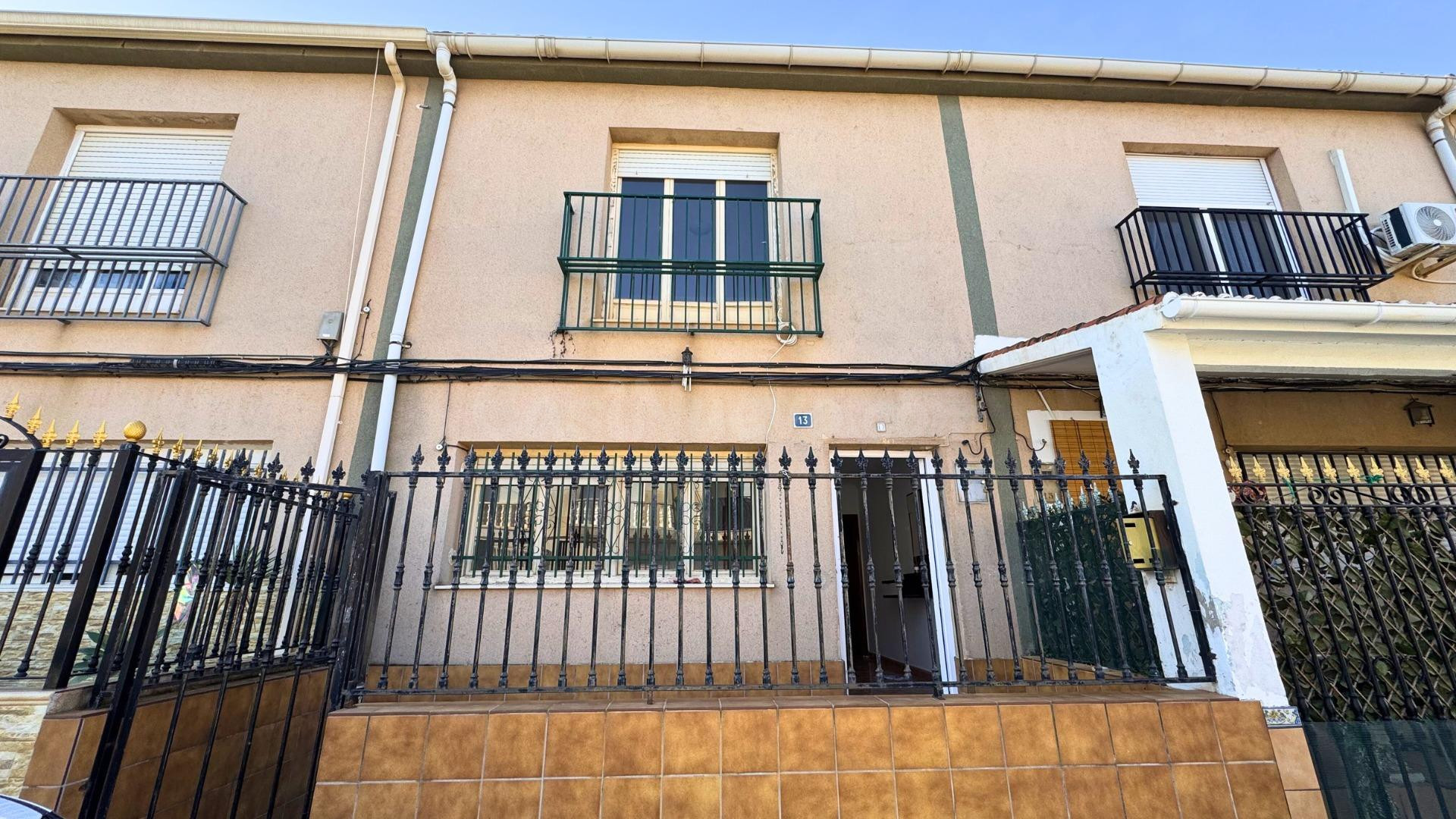 CASA ADOSADA DE 2 PLANTAS CON TERRAZA EN PINOSO (ALICANTE) - foto 2