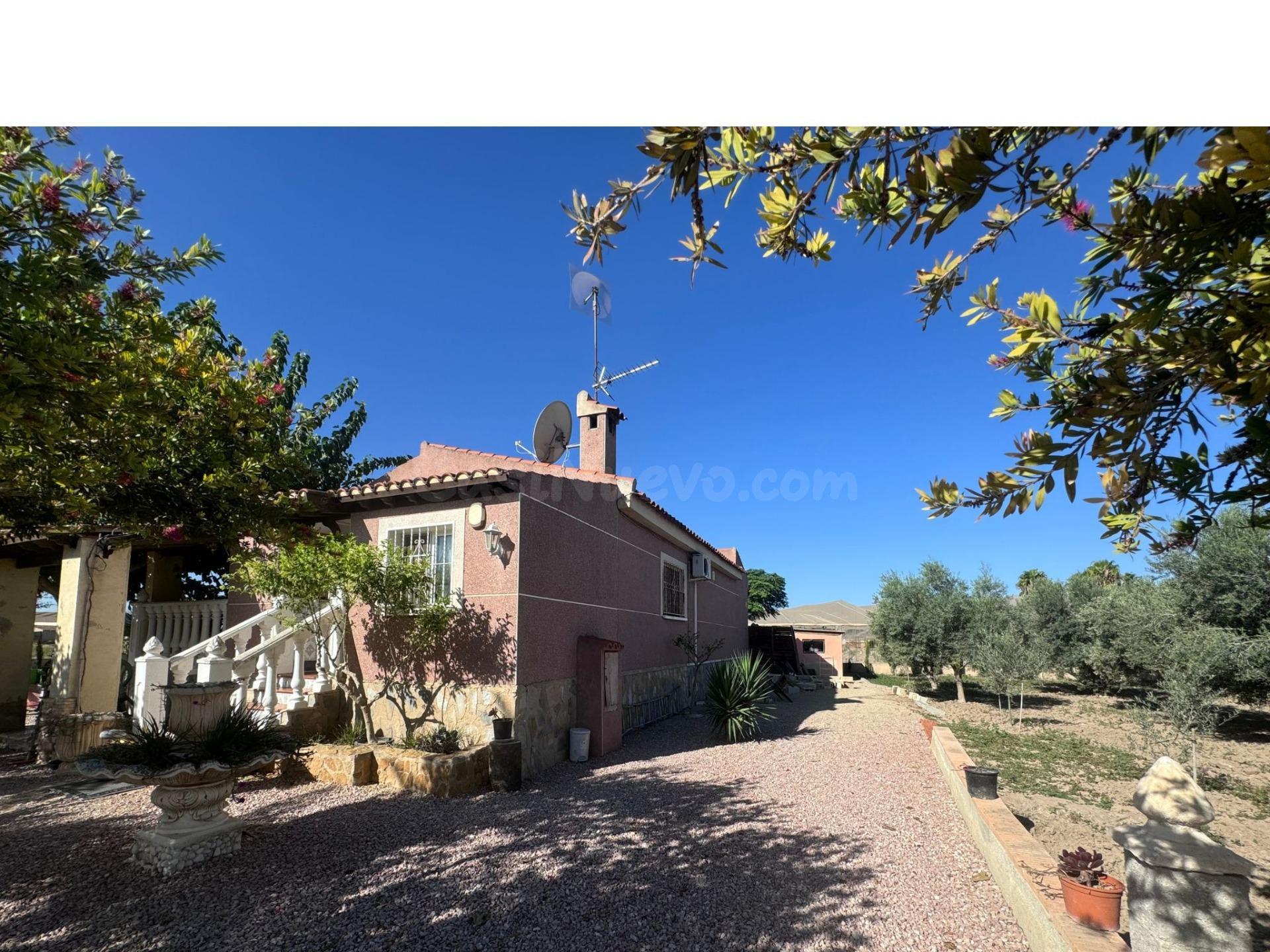 Chalet con gran terreno de 3.000 m2 y piscina privada