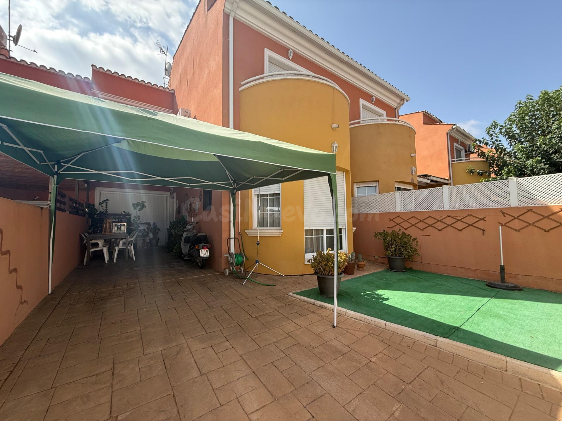 CHALET ADOSADO EN ASPE