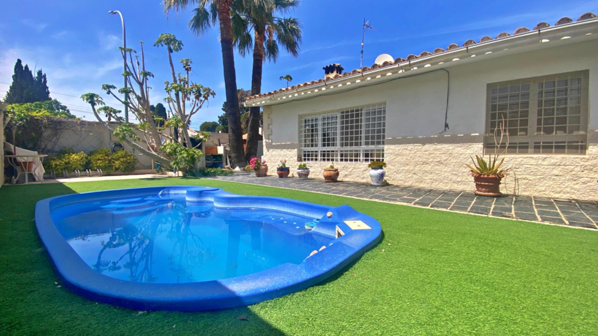 CHALET EN ESQUINA - A 800 METROS DE PLAYA DE MUCHAVISTA (EL CAMPELLO)