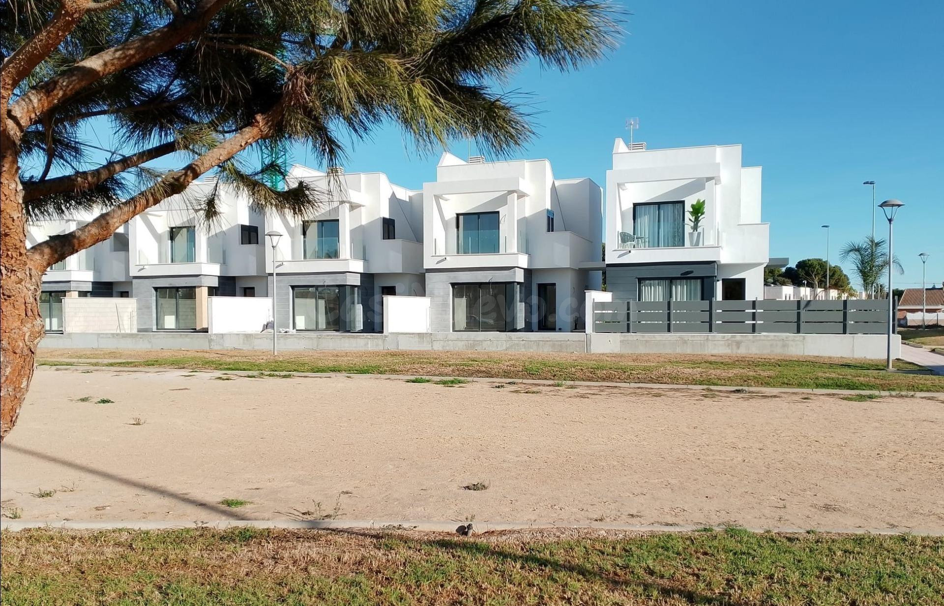 VILLAS DE OBRA NUEVA EN SANTIAGO DE LA RIBERA