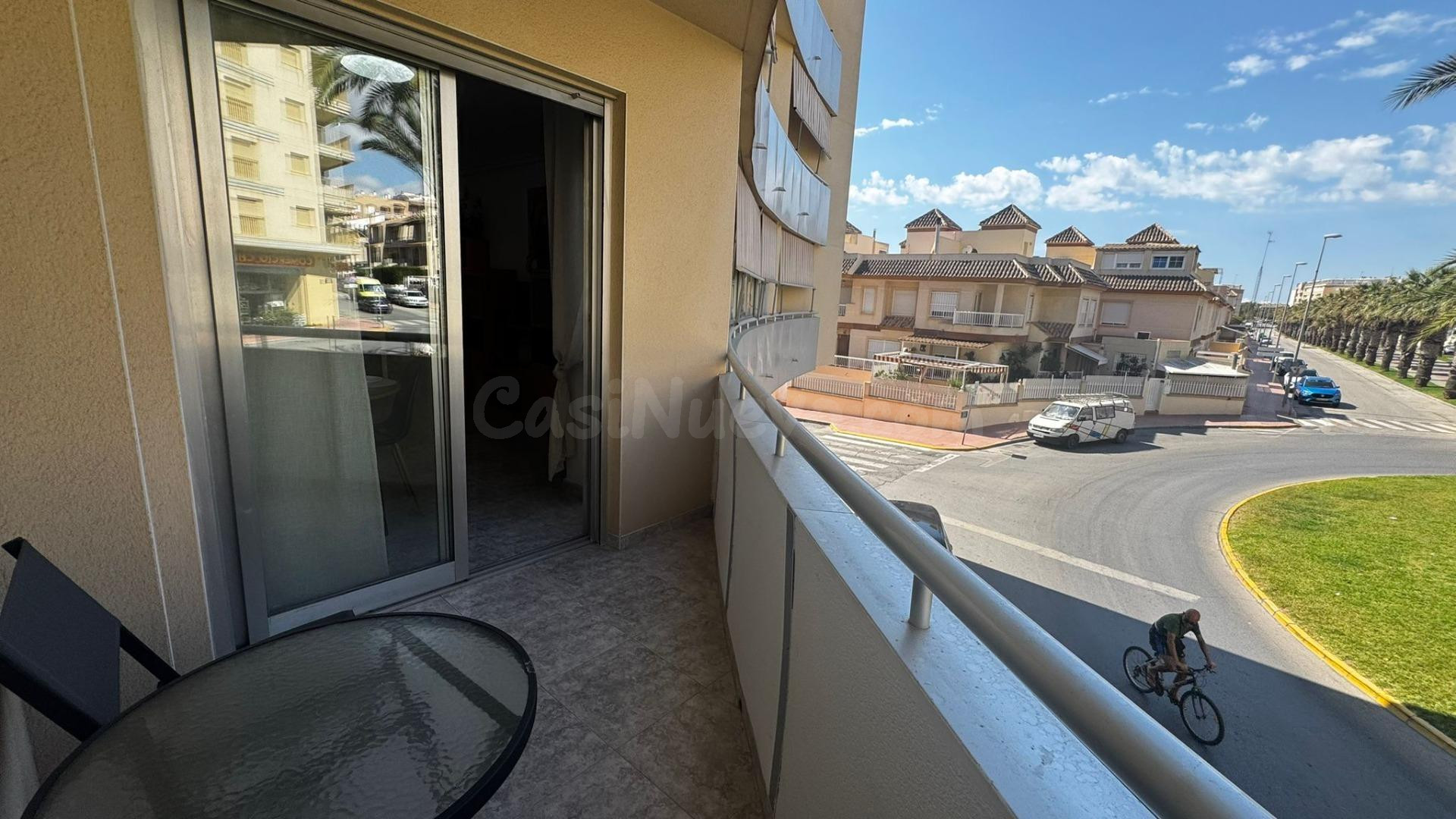¡Alquila tu piso ideal en pleno corazón de Guardamar del Seg - foto 2