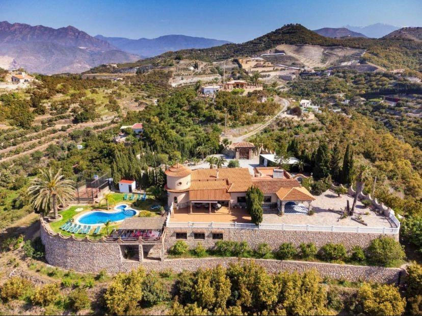 Oasis Tropical: Villa Exclusiva con Vistas al Mar.
