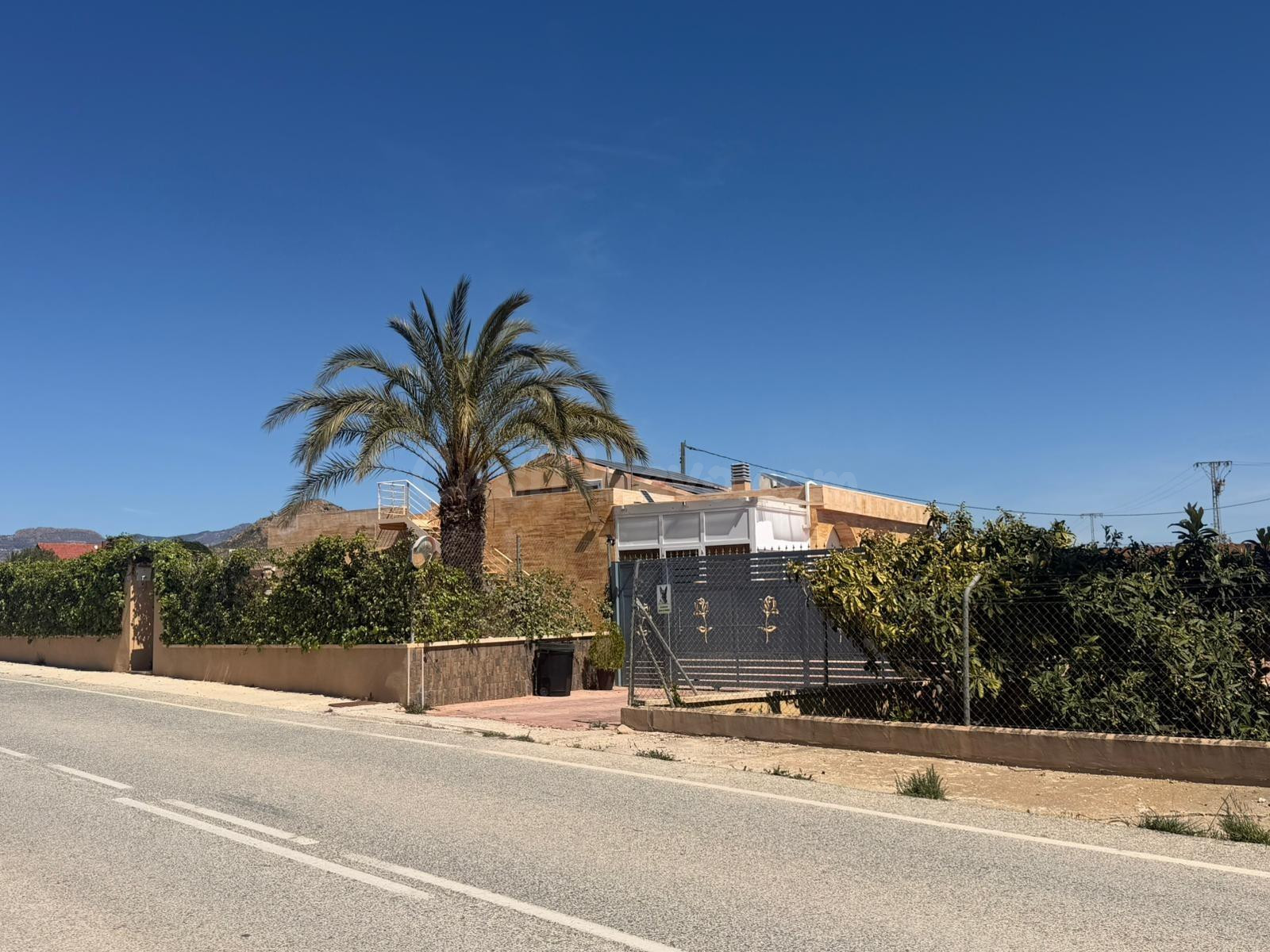 Chalet en Monforte del Cid con Amplia Parcela, Piscina y Ham