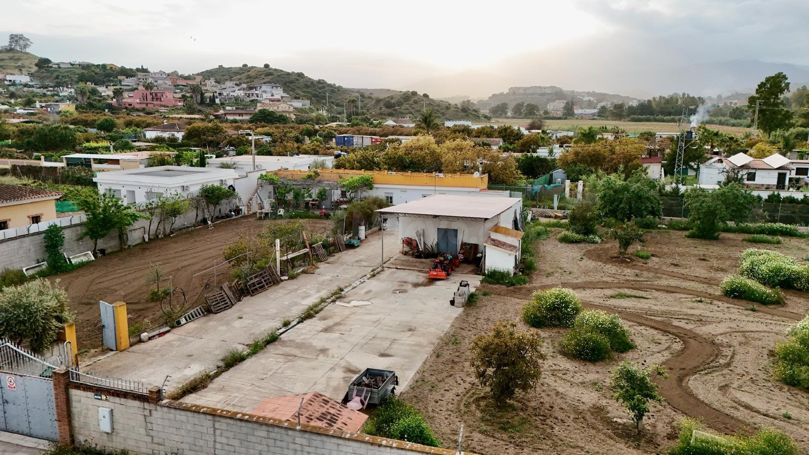 FINCA RÚSTICA DE 3.700 m2 CON VIVIENDA LEGALIZADA Y NAVE DE 100 m2, JUNTO A VENTA LA MORENA (CTRA. DE COÍN), A SOLO 5 MINUTOS DE FUENGIROLA