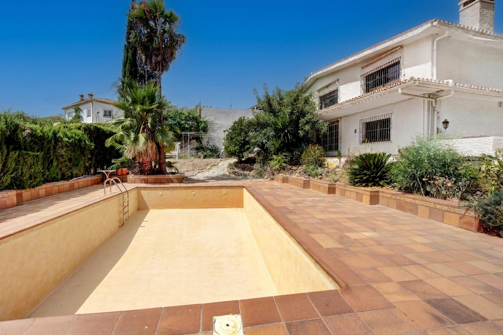 Espectacular chalet de 800 m2 con gran parcela y piscina en El Atabal, Málaga