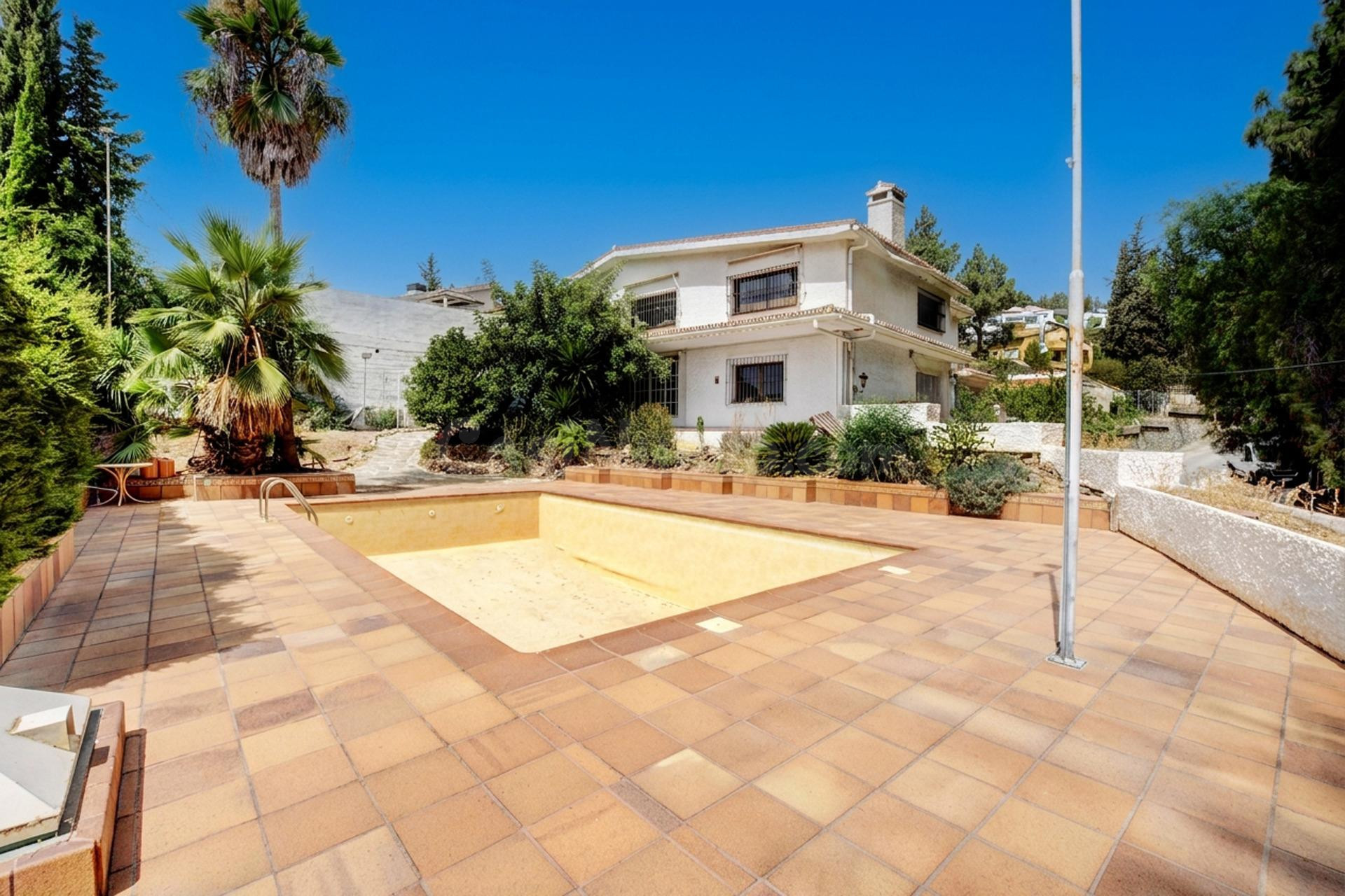 Espectacular chalet de 800 m2 con gran parcela y piscina en  - foto 2
