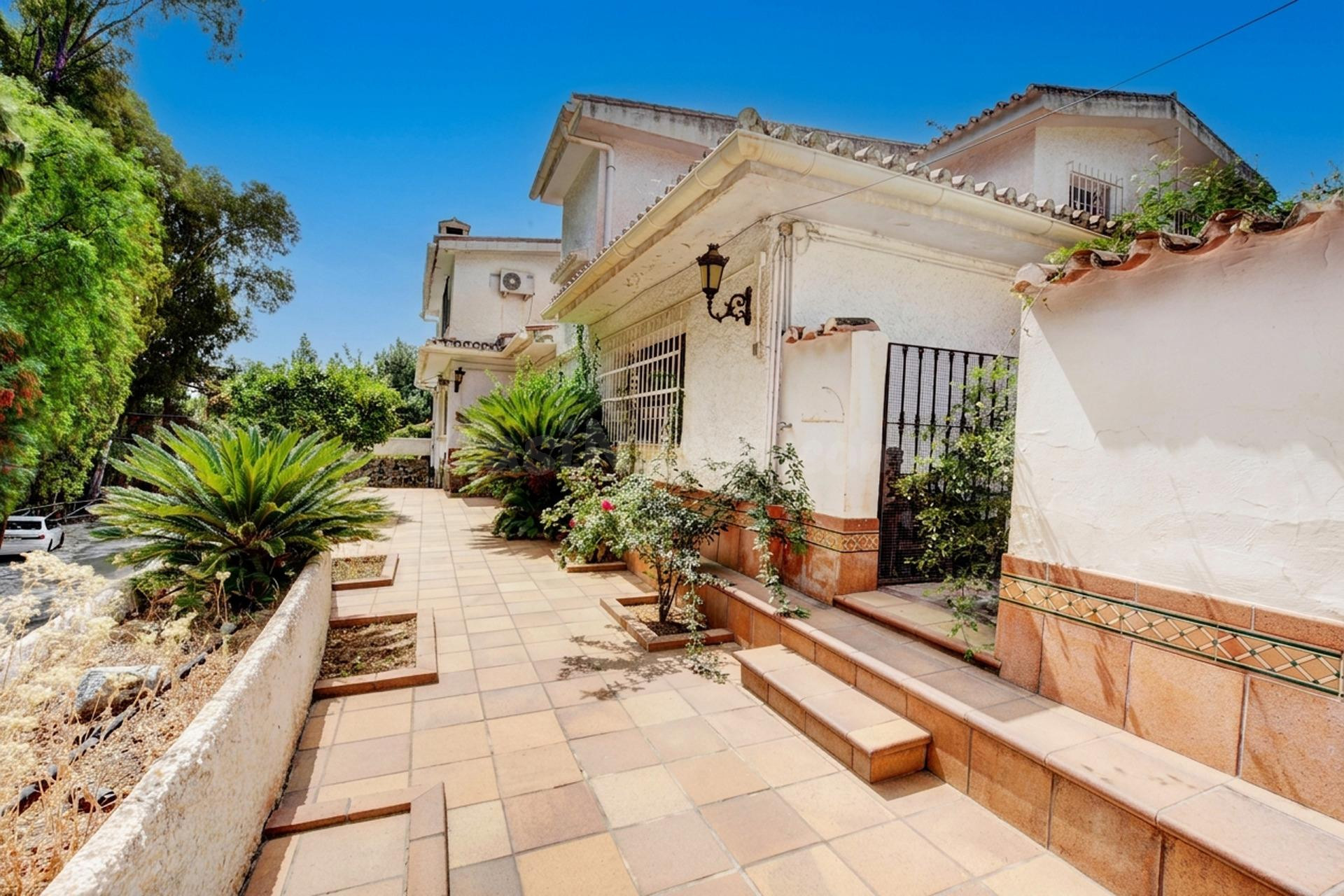 Espectacular chalet de 800 m2 con gran parcela y piscina en  - foto 3