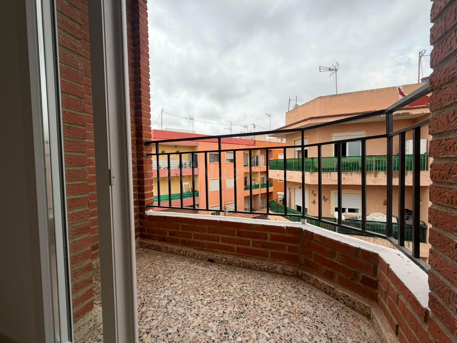 ¡PISO TOTALMENTE REFORMADO, MUY LUMINOSO Y TODO EXTERIOR! - foto 4