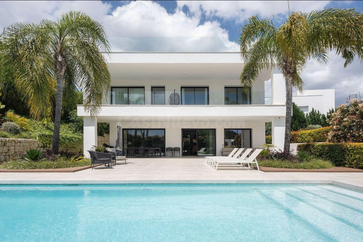 Villa moderna en Nueva Andalucía con piscina climatizada, as