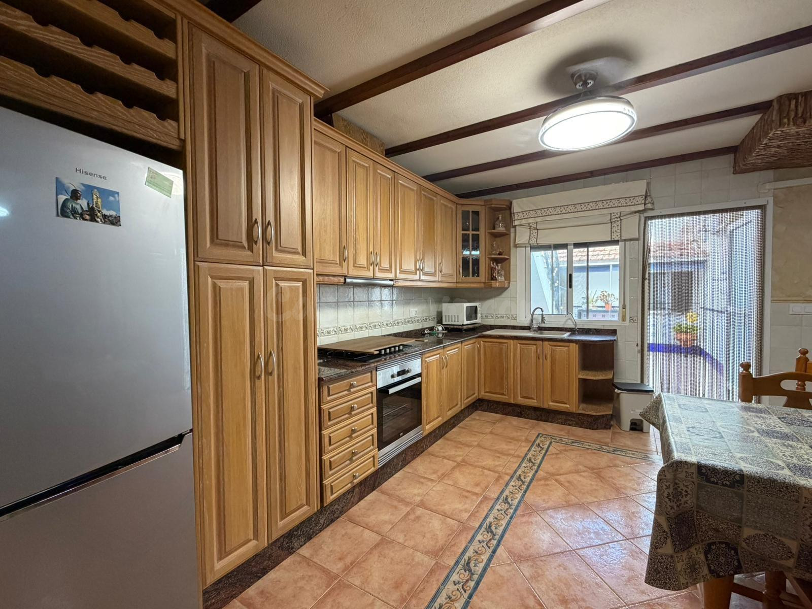 Casa de pueblo en zona tranquila, junto a Mercadona, lista p