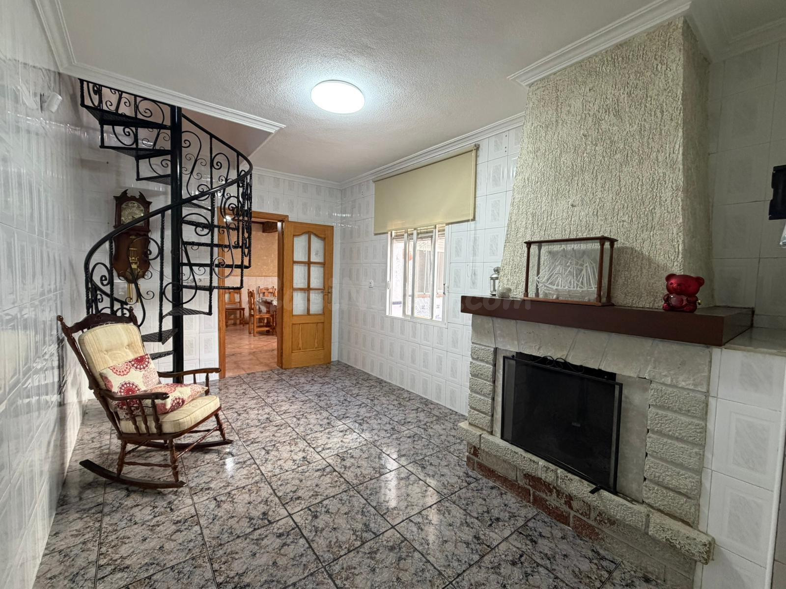 Casa de pueblo en zona tranquila, junto a Mercadona, lista p - foto 2