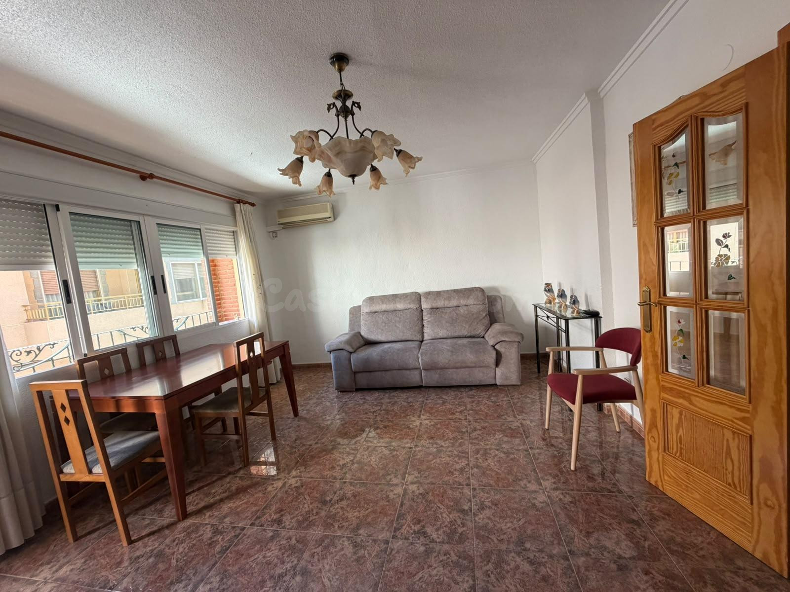 ¡OPORTUNIDAD EN ROJALES! Piso recién reformado con patio pri