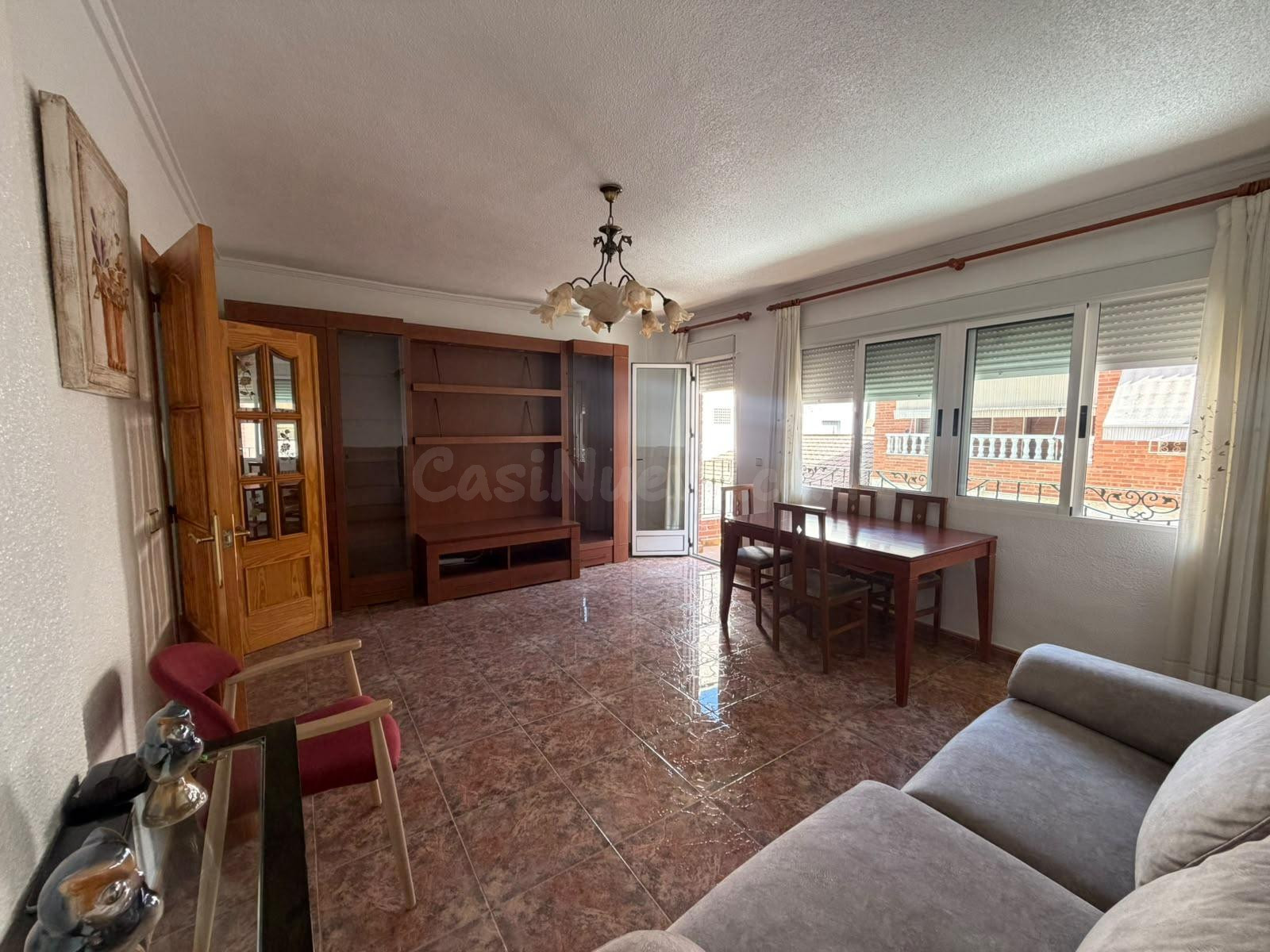 ¡OPORTUNIDAD EN ROJALES! Piso recién reformado con patio pri - foto 2