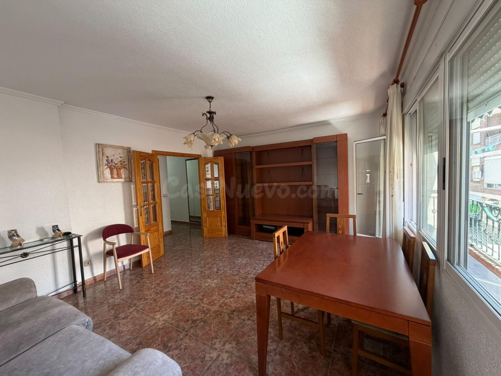 ¡OPORTUNIDAD EN ROJALES! Piso recién reformado con patio pri - foto 3
