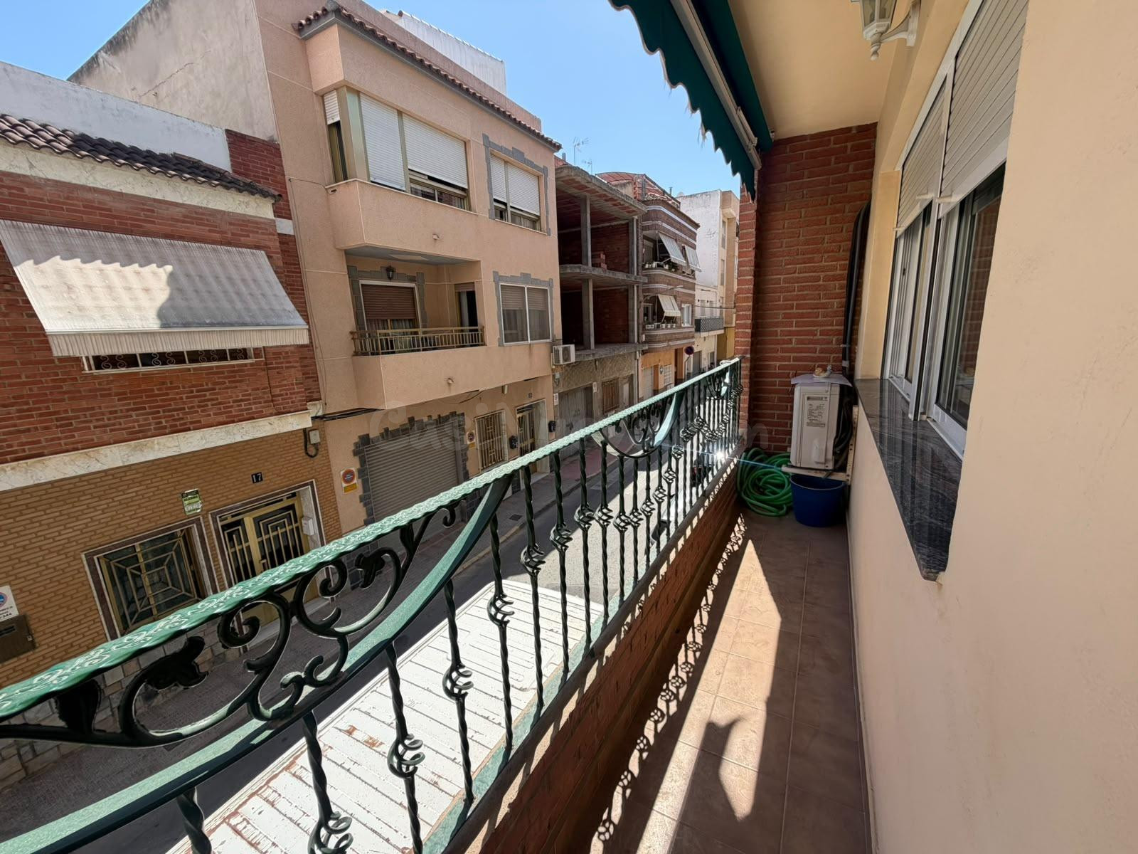 ¡OPORTUNIDAD EN ROJALES! Piso recién reformado con patio pri - foto 4