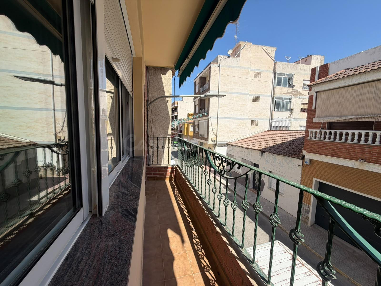 ¡OPORTUNIDAD EN ROJALES! Piso recién reformado con patio pri - foto 5