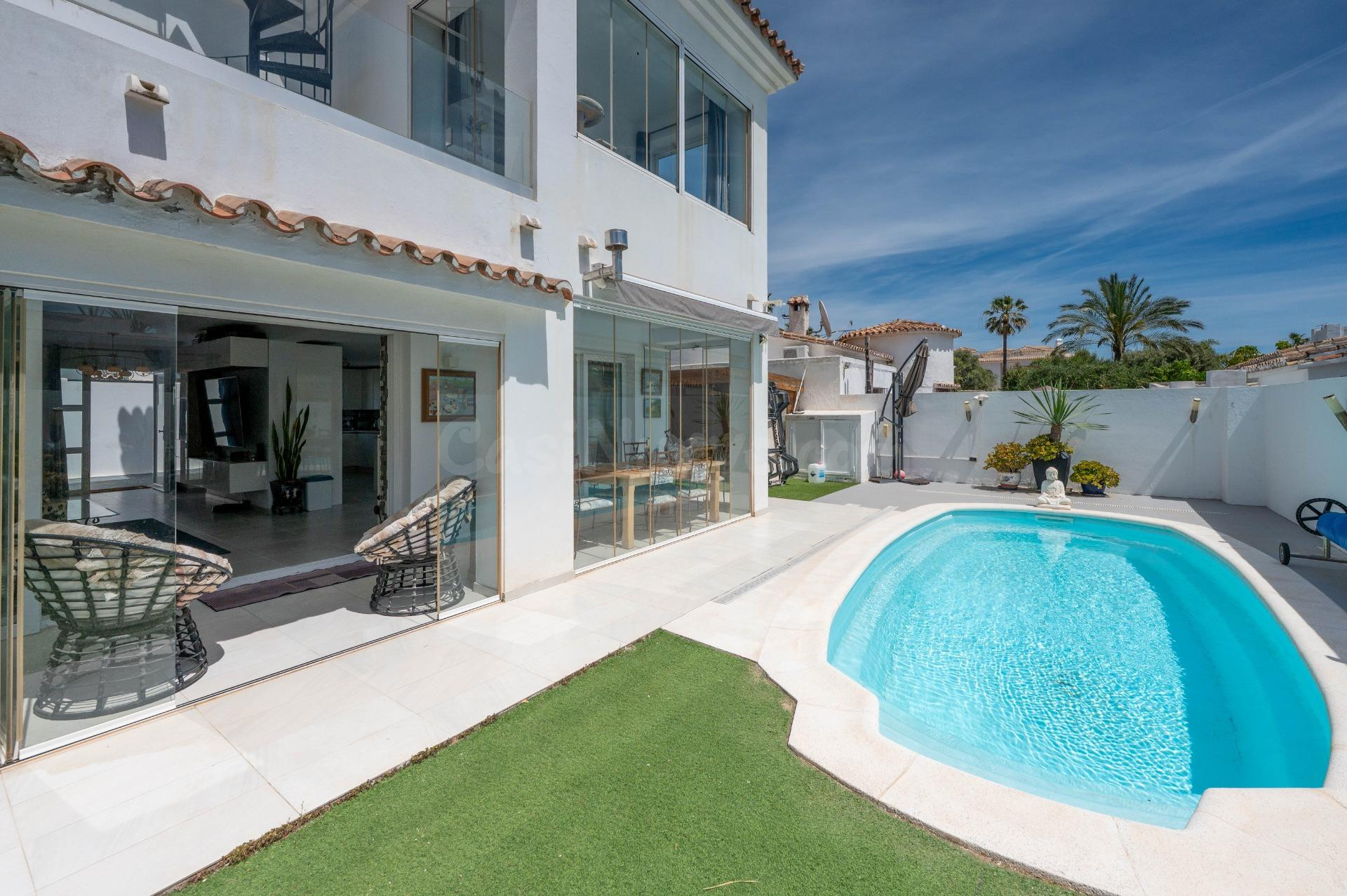 Villa moderna en El Saladillo, segunda línea de playa, con p