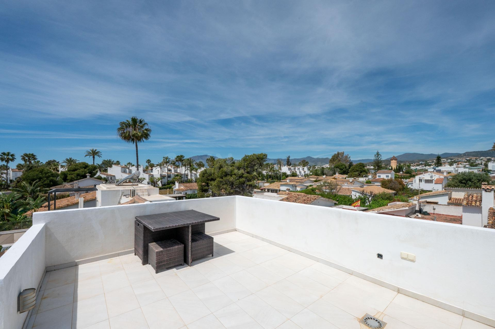 Villa moderna en El Saladillo, segunda línea de playa, con p - foto 4