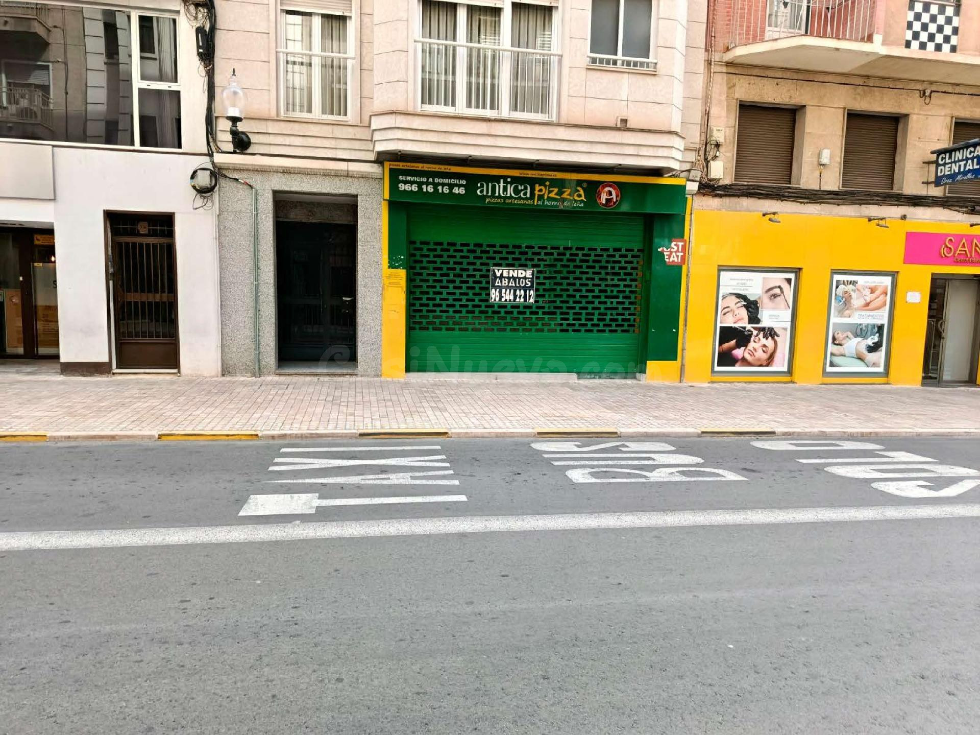 LOCAL EN DOCTOR CARO JUNTO PARADA DE AUTOBÚS