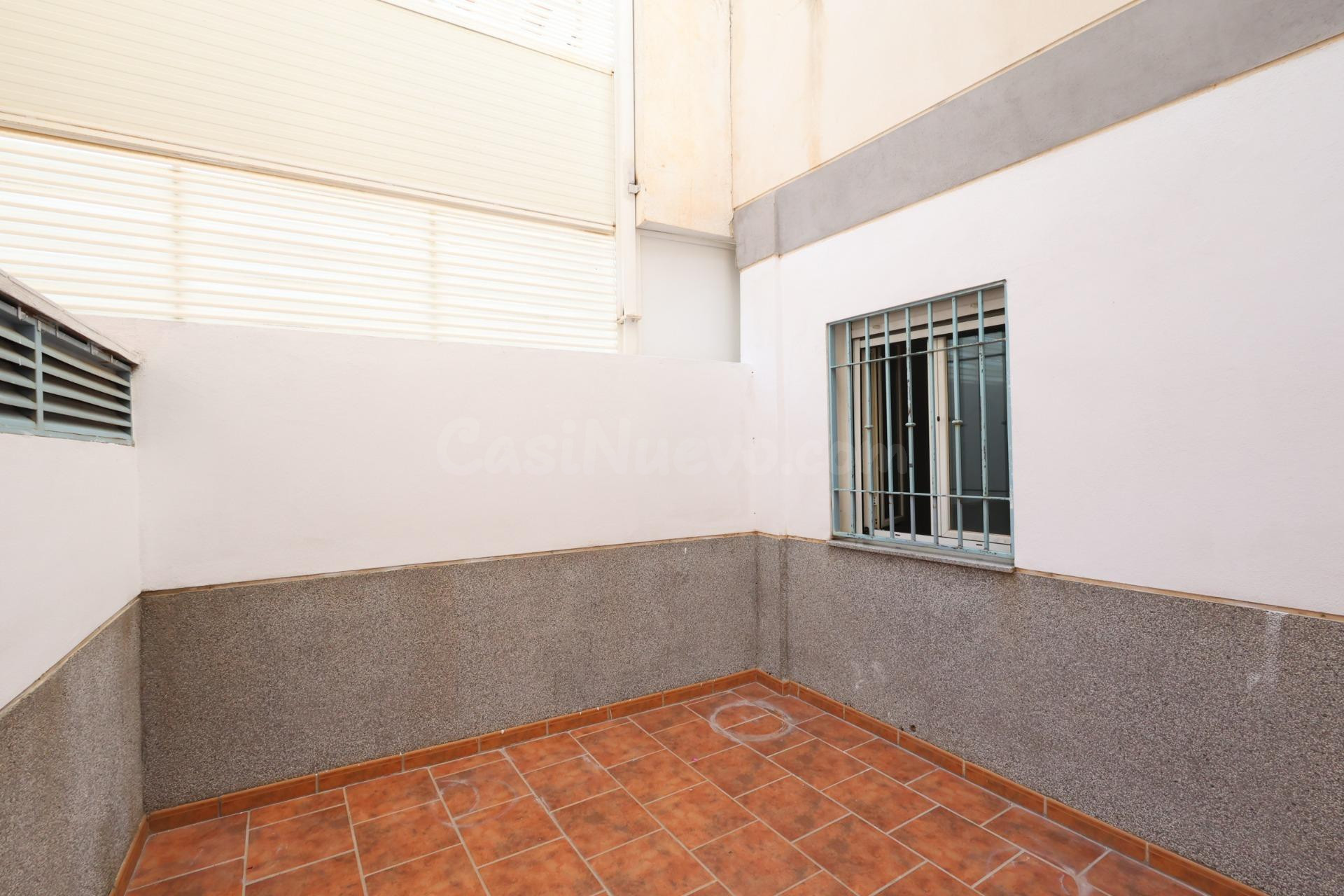Piso bajo en pleno centro de Cúllar Vega con garaje incluido