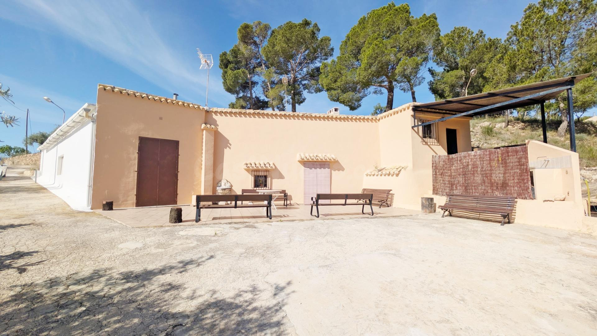 ¡EXCLUSIVA FINCA CON DOS CASAS CUEVA EN HONDÓN DE LAS NIEVES