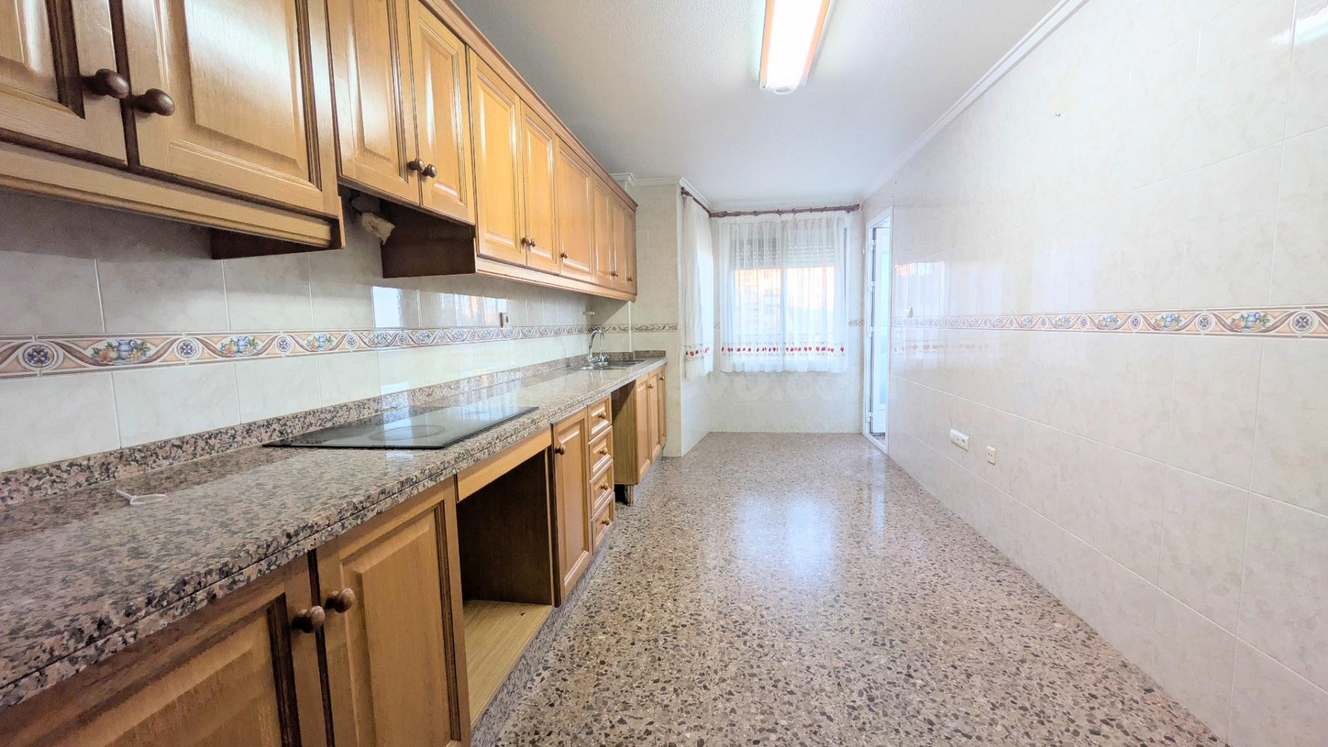 SECTOR 5, VIVIENDA MUY LUMINOSA, OBRA SEMINUEVA, CON ASCENSOR Y EXCELENTES VISTAS.
