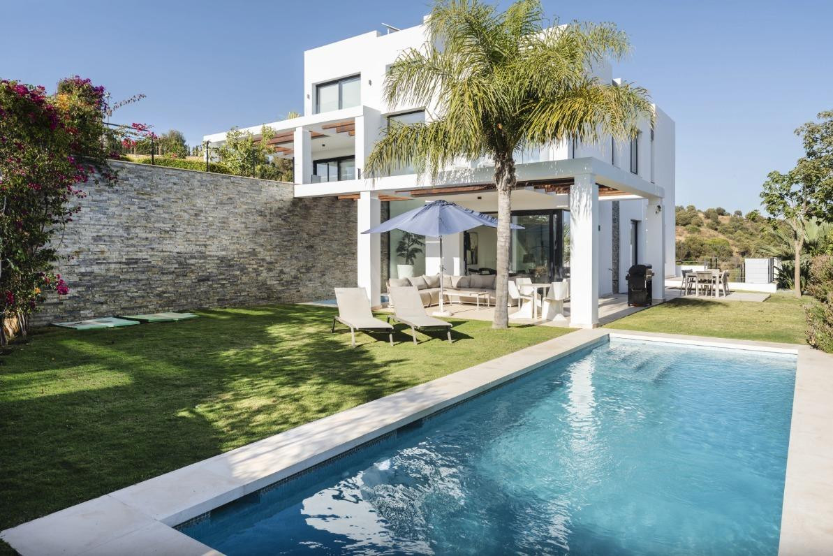 Villa moderna en comunidad privada junto a Cabopino Golf, co