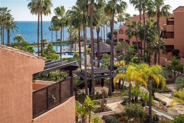 Apartamento en primera línea de playa en Mar Azul, Estepona, con 3 dormitorios, gran terraza y vistas panorámicas al mar
