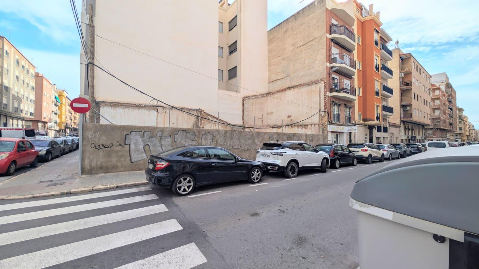 SOLAR DE ESQUINA EN VENTA EN ZONA POETA MIGUEL HERNÁNDEZ – PISOS AZULES