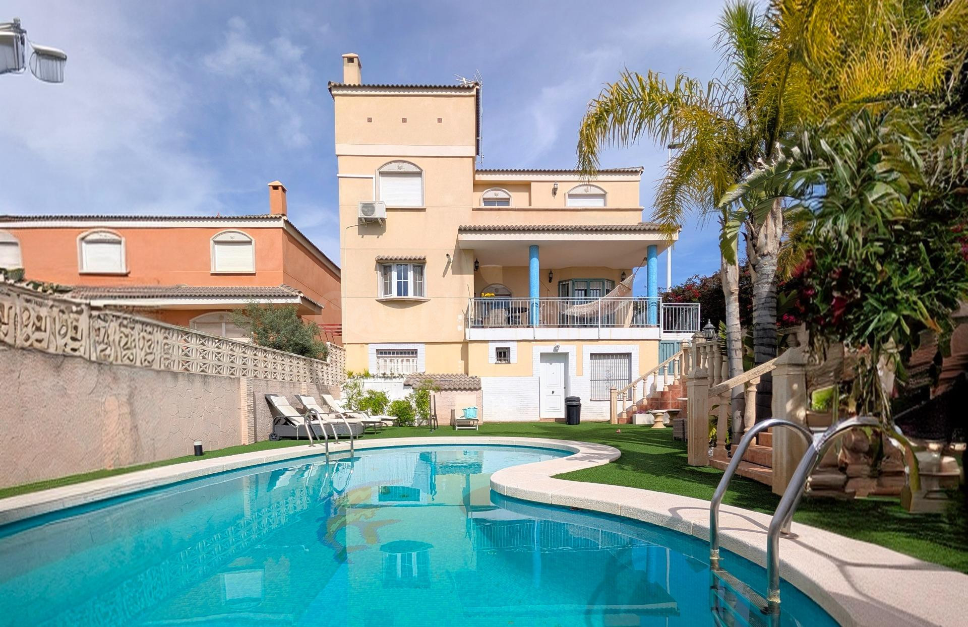 ¡DESCUBRE EL CHALET QUE LO TIENE TODO: ESPACIO, LUZ, PISCINA, BARBACOA Y DOS VIVIENDAS EN UNA!