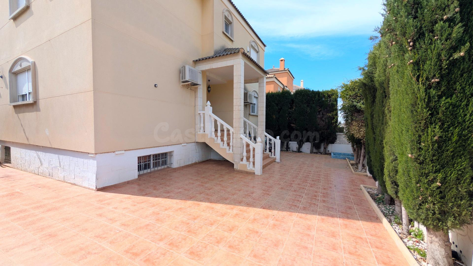 ¡DESCUBRE EL CHALET QUE LO TIENE TODO: ESPACIO, LUZ, PISCINA - foto 5