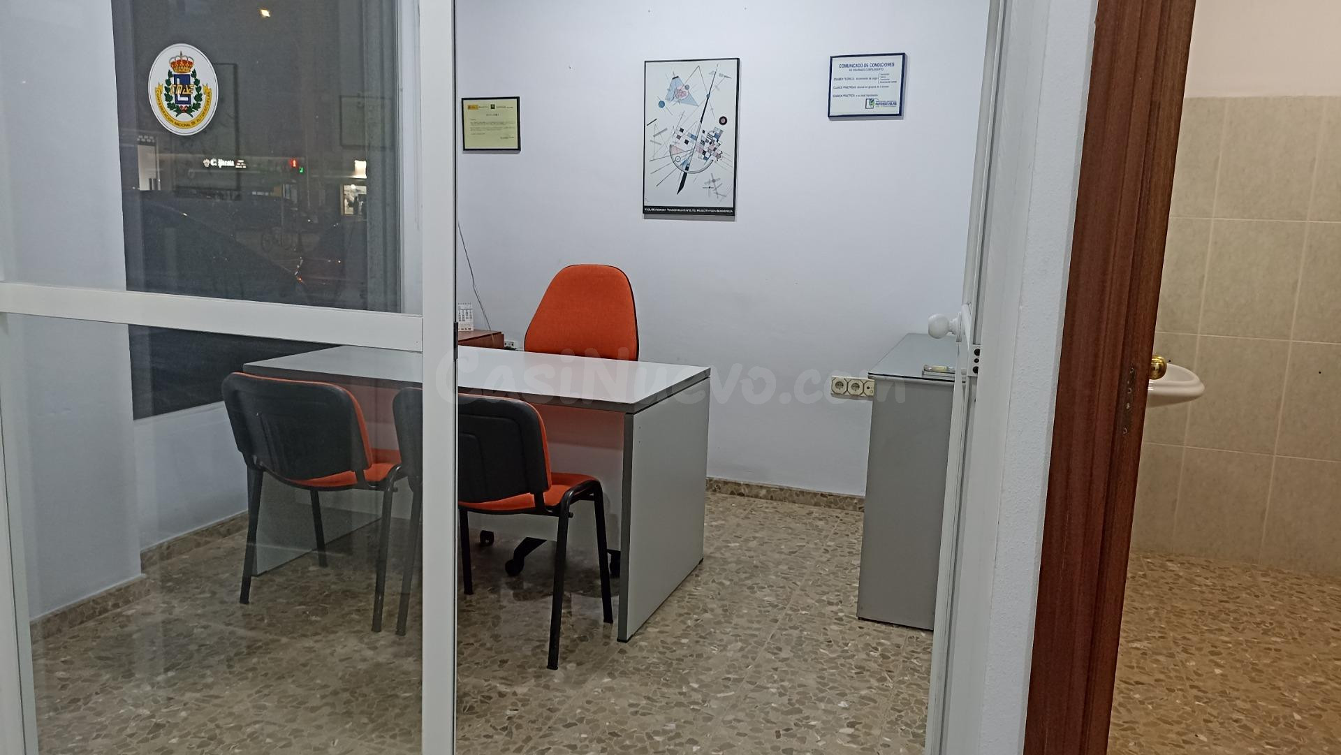 MAGNIFICO LOCAL ZONA ARENAL. VENTA POR JUBILACION. - foto 4