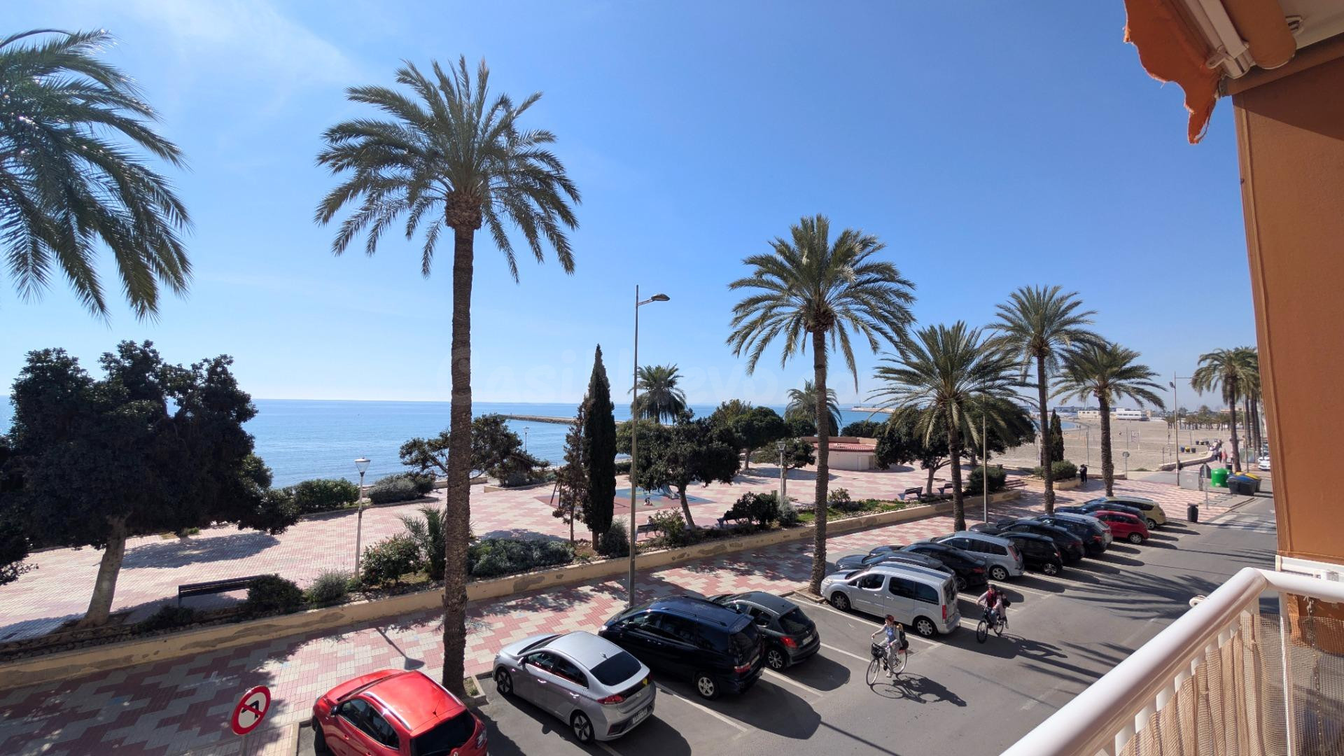 ¡ UNA VIVIENDA ÚNICA EN PRIMERA LÍNEA DONDE CADA AMANECER FRENTE AL MEDITERRÁNEO SE CONVIERTE EN UN LUJO DIARIO! - foto 2