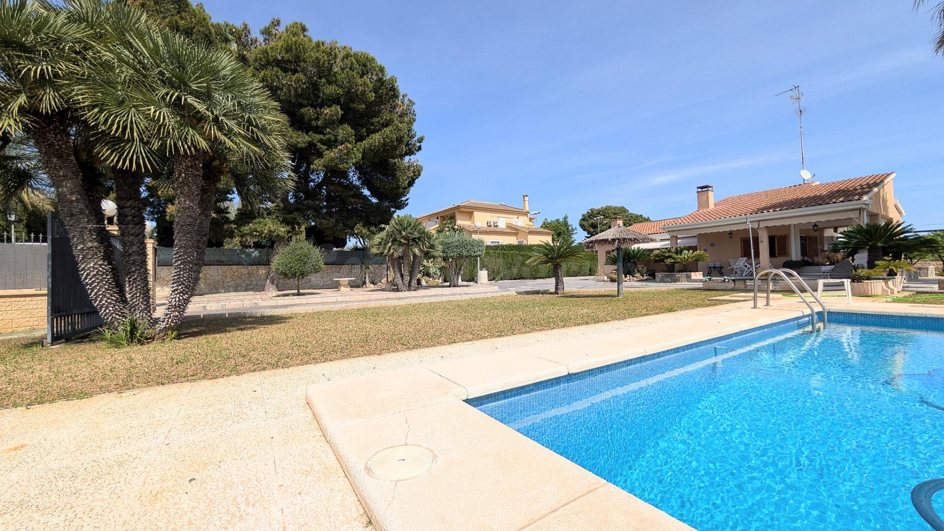 CHALET URBANO EN VENTA: TU REFUGIO DE TRANQUILIDAD EN SANTA POLA