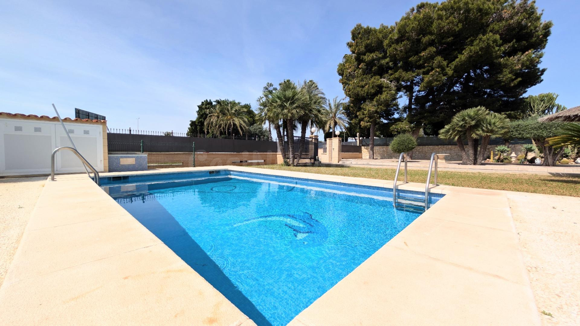 CHALET URBANO EN VENTA: TU REFUGIO DE TRANQUILIDAD EN SANTA POLA - foto 2