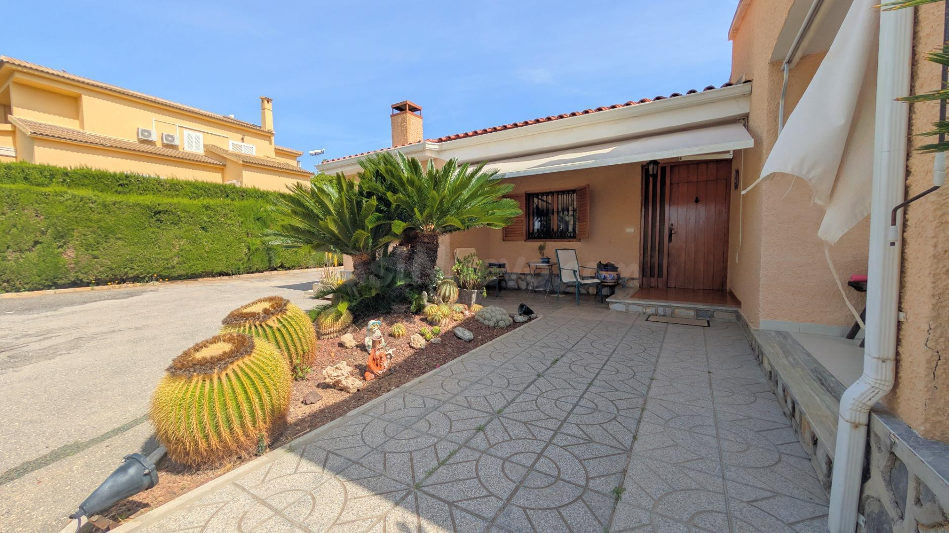 CHALET URBANO EN VENTA: TU REFUGIO DE TRANQUILIDAD EN SANTA POLA - foto 5