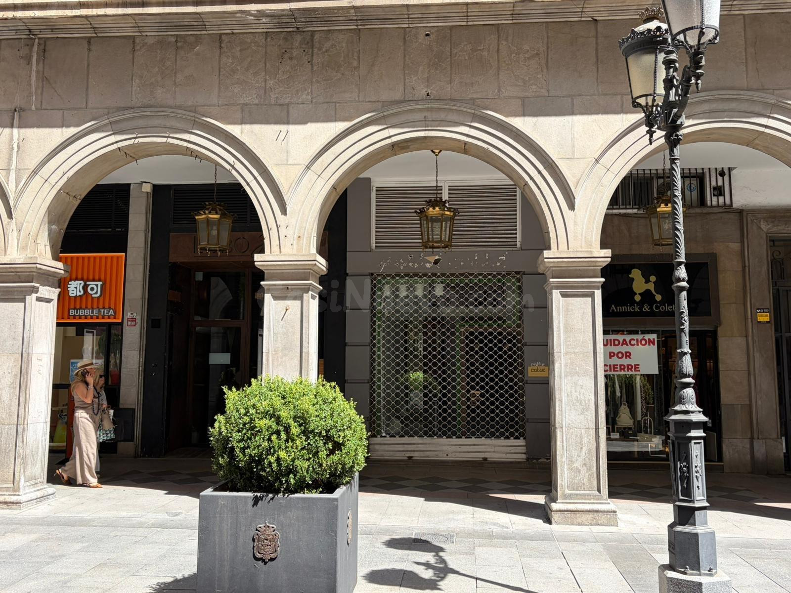 Amplio local comercial en el corazón de Granada - Oportunidad única