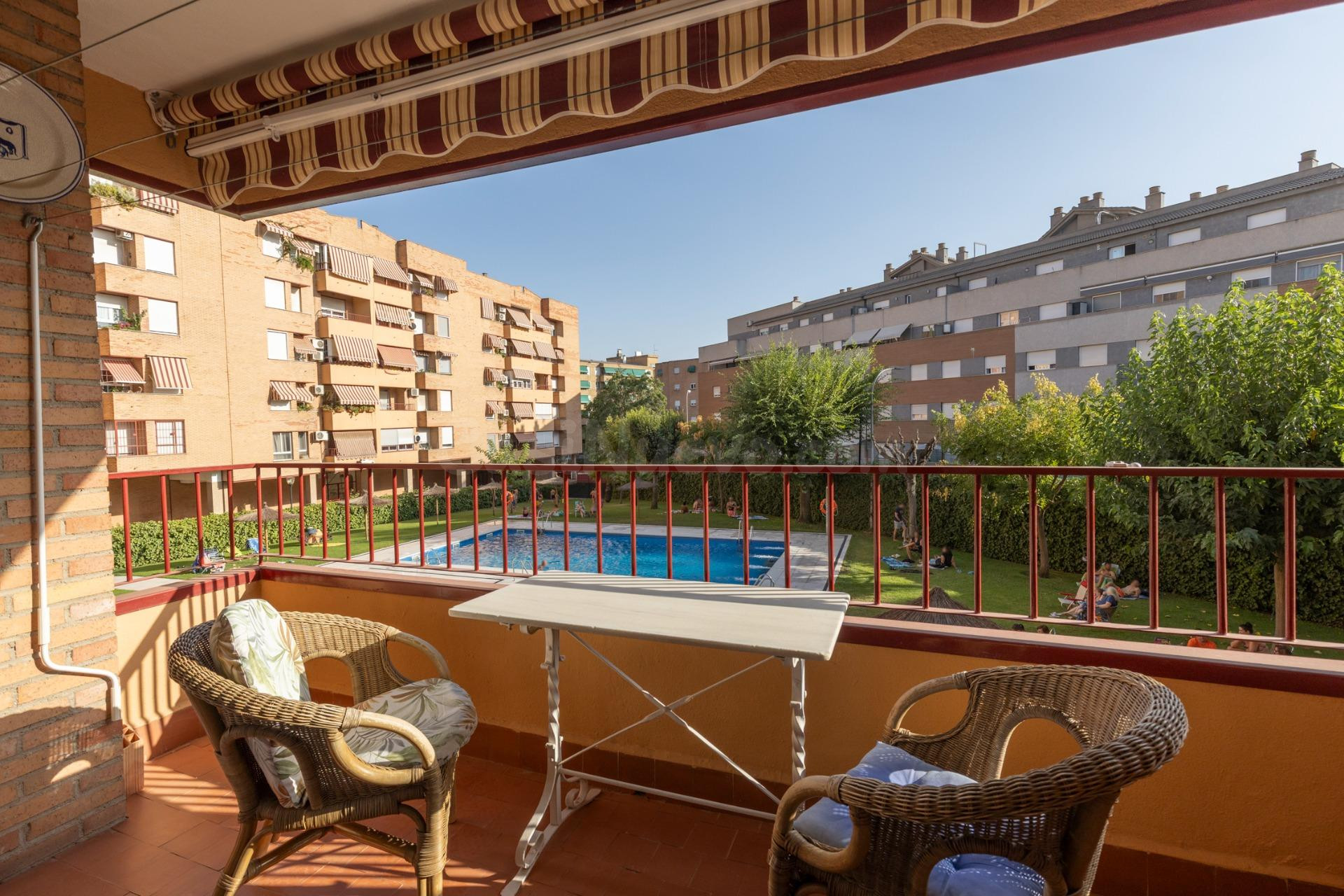 Amplio piso de 4 dormitorios en la prestigiosa urbanización Las Brisas – La Chana