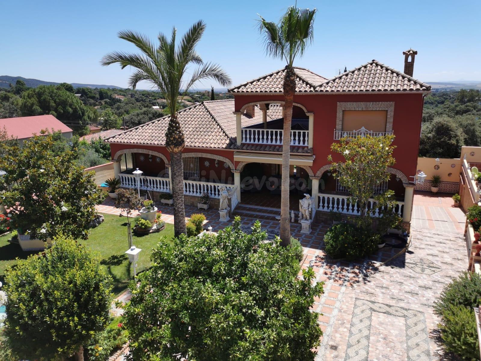 MAGNÍFICO CHALET CON DOS CASAS EN URB LA COLINA.