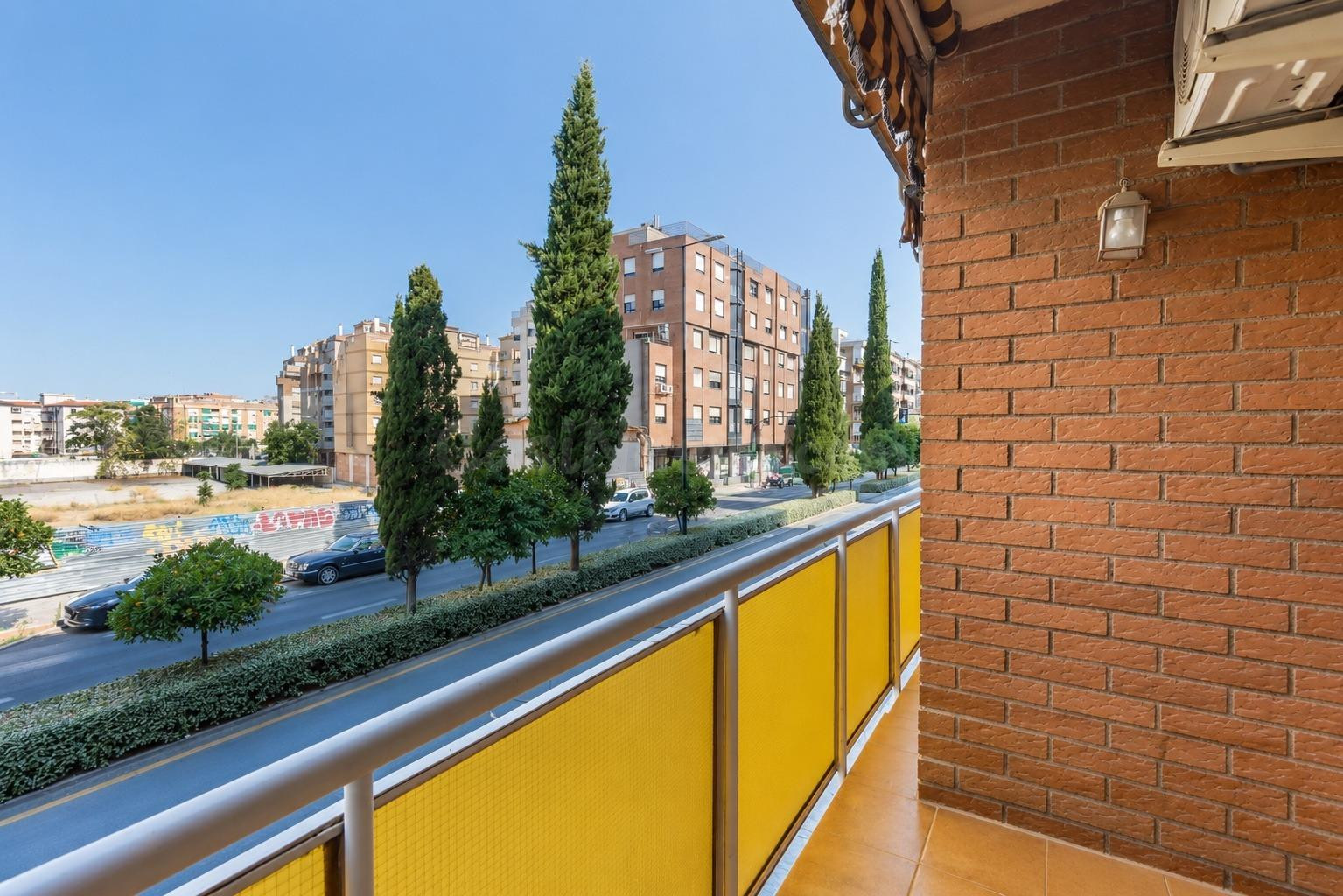 Amplia vivienda de 3 dormitorios junto al metro en la zona de Villarejo - foto 2