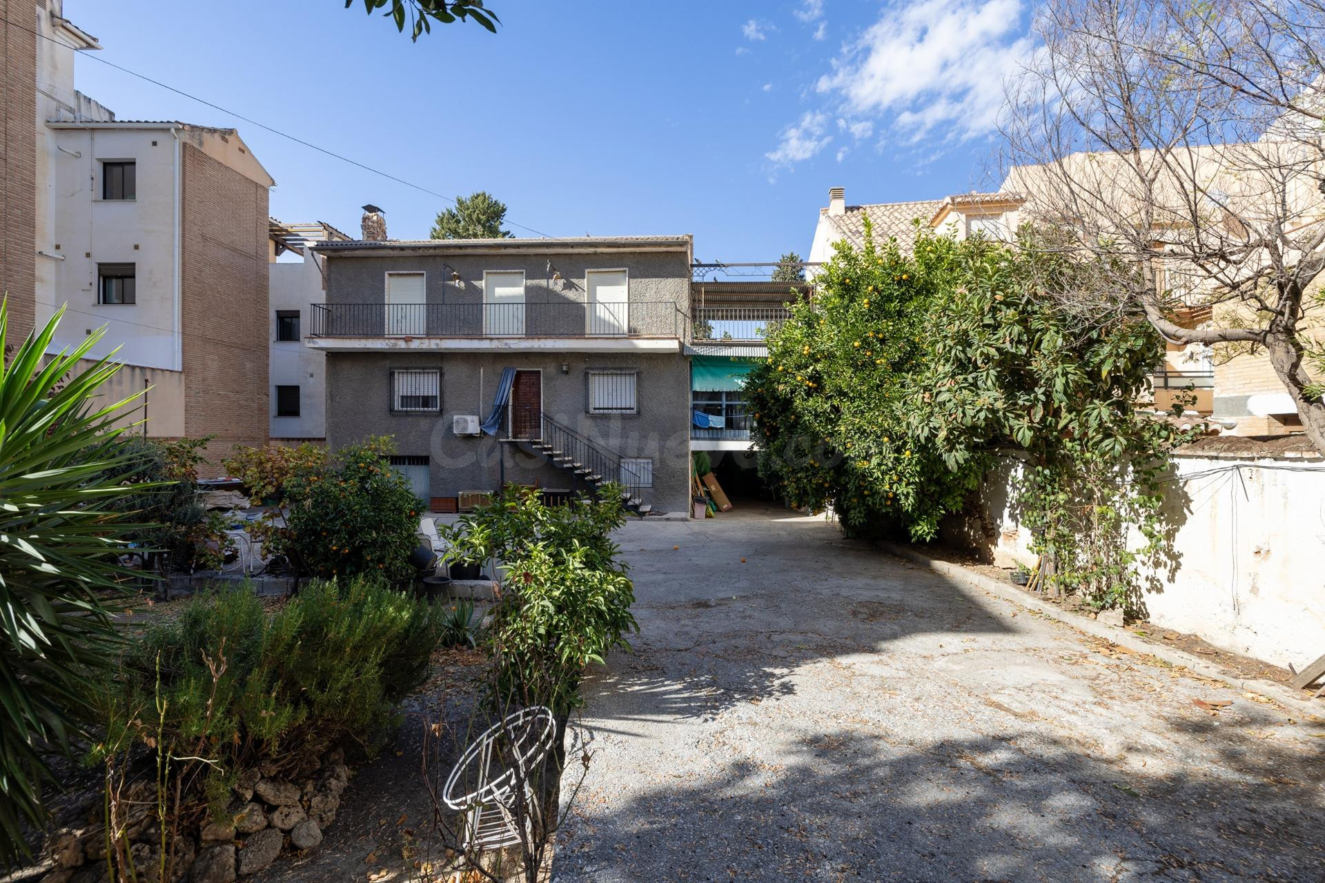 Ideal para obra nueva... O para tener una gran vivienda en el centro de La Zubia - foto 2