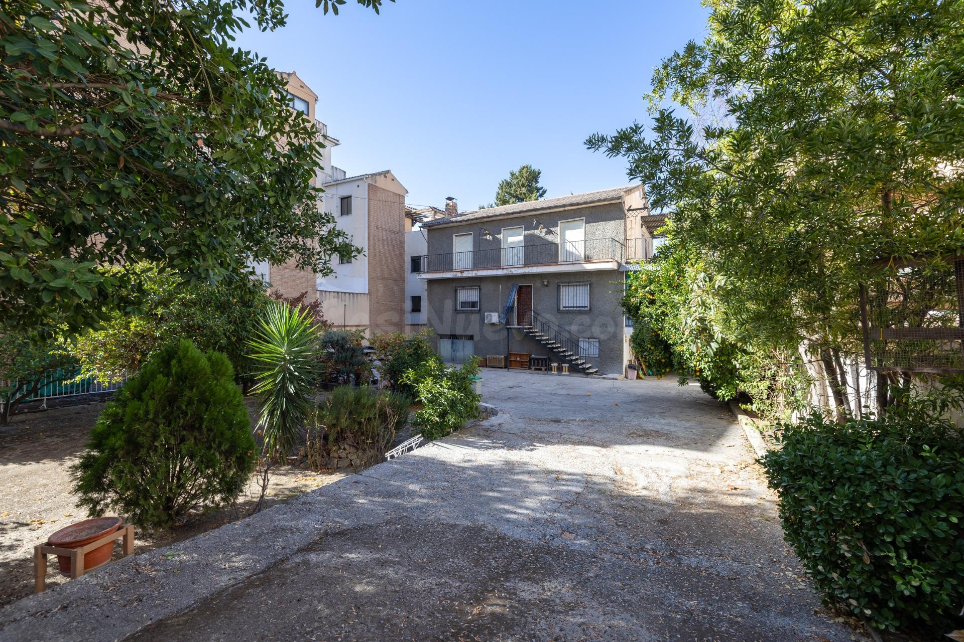 Ideal para obra nueva... O para tener una gran vivienda en el centro de La Zubia - foto 3