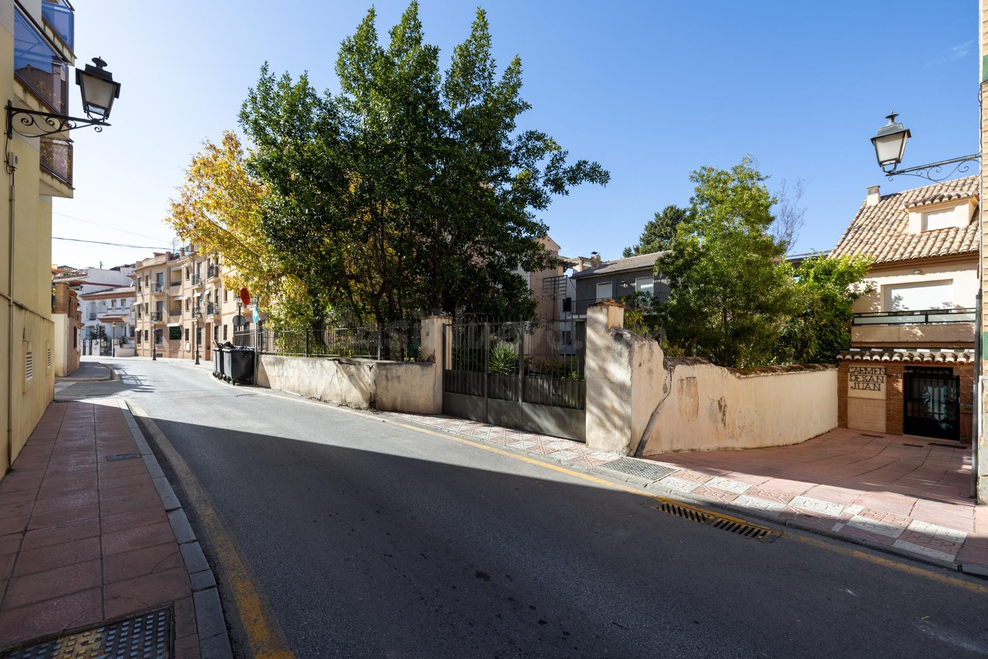 Ideal para obra nueva... O para tener una gran vivienda en el centro de La Zubia