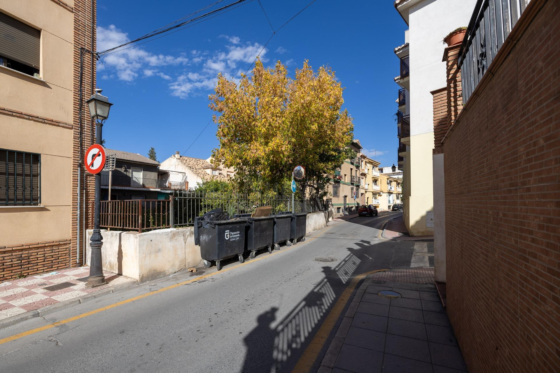 Ideal para obra nueva... O para tener una gran vivienda en el centro de La Zubia - foto 4