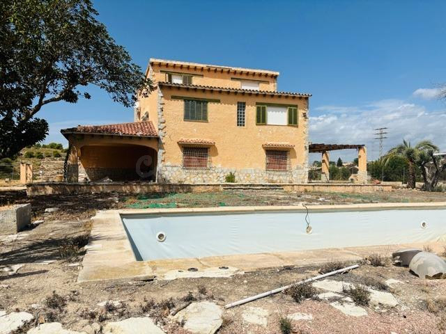 CHALET  EN ALICANTE  CON 600 METROS DE VIVIENDA